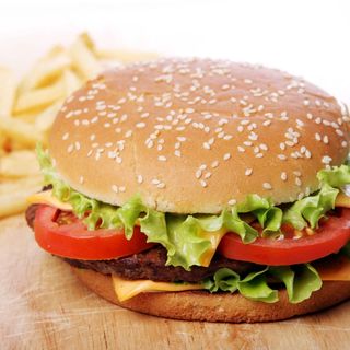 Burger Iruña Premium, Tamaño XL 180 gr. Deliciosa Burger de Ternera , Pan Crujiente, Mayonesa, Ketchup, Lechuga, Tomate, Bacon, Queso, pepinillo , Cebolla Crujiente+Patatas Fritas