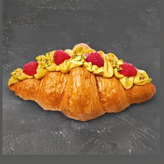 Croissant Francuski Z Pistacją i Maliną