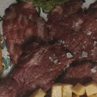 Presa con patatas y mojo verde