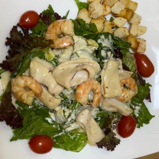 Теплый салат из кальмаров и креветок