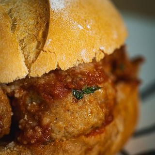 Bocadillo de albóndigas marinas