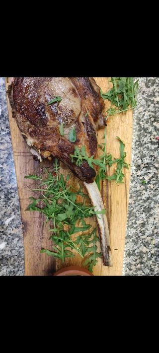 Tomahawk da 1 kg più contorno insalata