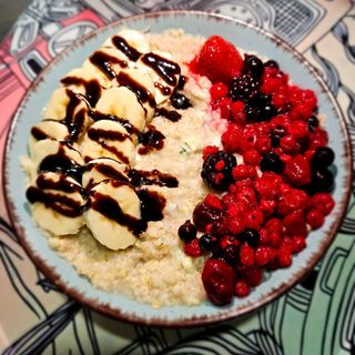 შვრიის ბოული კენკრით და ბანანით