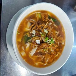 Fatias De Massa Em Sopa Com Vaca