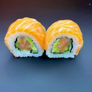 Paluszek krabowy zawijany w surowego łososia