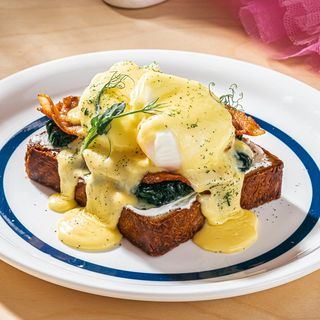 Benedict Eggs With Bacon