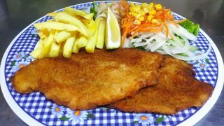 Pechuga Empanada, ensalada y papas fritas.