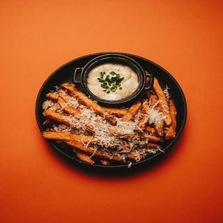 BATATY Z PARMEZANEM I SOSEM TRUFLOWYM