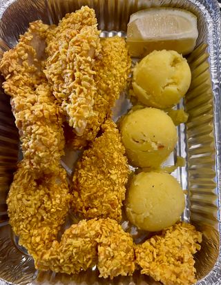 Хрупкава бяла риба с картофено пюре