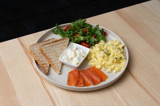 Скрембл із лососем і крем сиром