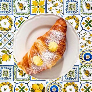 Cornetto alla crema pasticciera