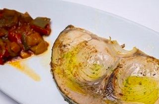 Pez Espada Con Ensalada