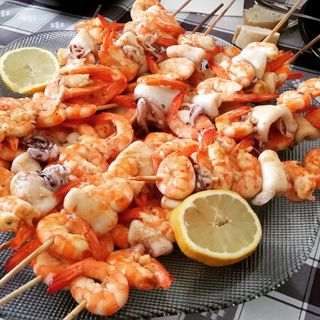 Espetada de lulas com camarão