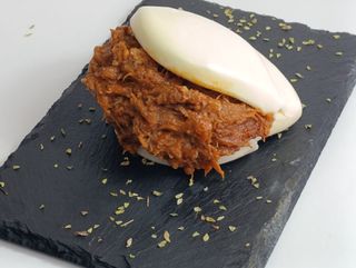 Bao de pulled pork con patatas 