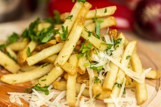 Cartofi cu patrunjel, usturoi si branza razuita