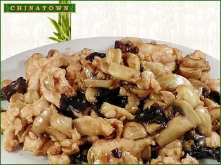 Пиле с три вида гъби