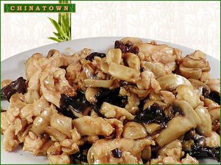 Пиле с три вида гъби