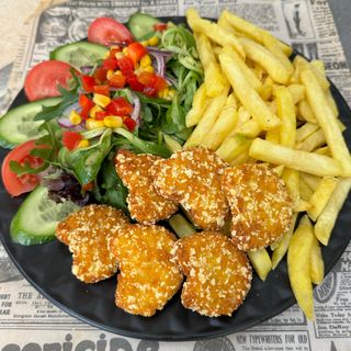 NUGGETSY Z FRYTKAMI I ŚWIEŻYMI WARZYWAMI