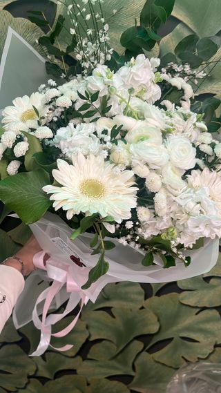 Bouquet con Gerbere e rose bianche