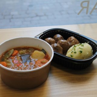 Lentejas +  albóndigas con puré de patata