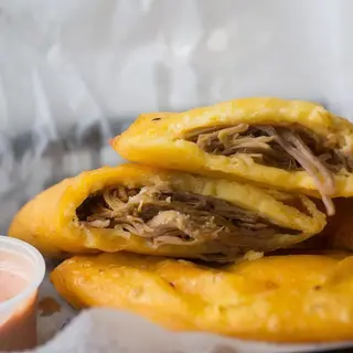 Empanada de carne mechada