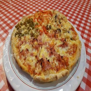 12. pizza de queso, jamón york, champiñones y huevo