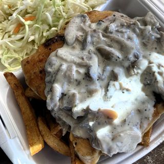 Piept de pui cu sos de smântâna și ciuperci, cartofi prăjiți, salata