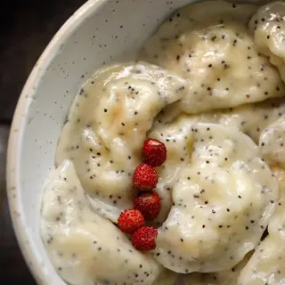 Вареники з маком, курагою та творогом ( 350 грамм )