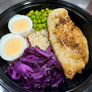 Боул з кускусом та куркою