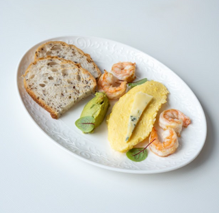 Омлет с голубым сыром и креветками 