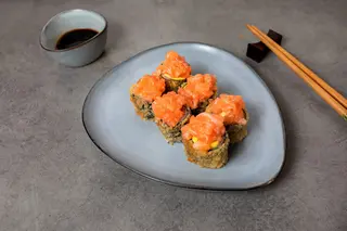 Hosomaki fritto spicy salmon e mandorle -8 pezzi