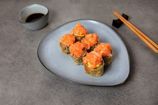 Hosomaki fritto spicy salmon e mandorle -8 pezzi