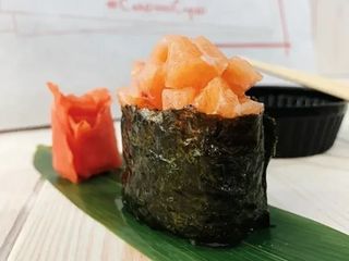 Гункан з лососем (70 гр.) (1 шт./70g)