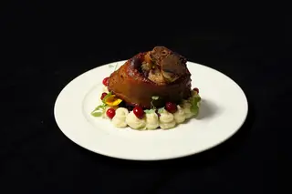 Ciolan de porc cu varza inabusita, piure de cartofi si pomusoare