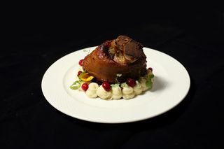 Ciolan de porc cu varza inabusita, piure de cartofi si pomusoare