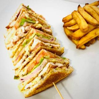 Sándwich Del Chef Con Patatas Fritas