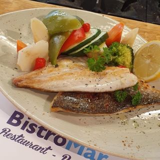 File de lup de mare cu cartofi prajiti