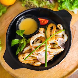 Калмари на плоча с каперси и лимонов сос (170г)