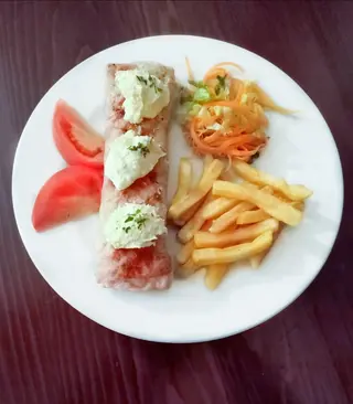 Punjena bela vešalica