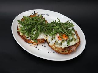 Яєшня на булочці бріош з курячим філе, беконом та овочами