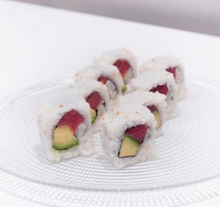 Uramaki de aguacate con atún y mayonesa (8 pzs.)