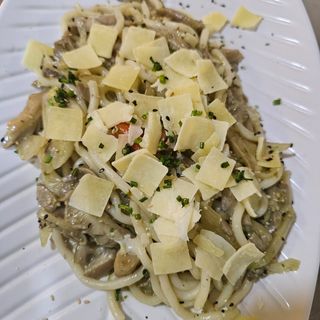 Wok udon noodles de pesto y parmesano