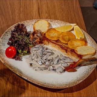 კალმახი სოკოს სოუსით