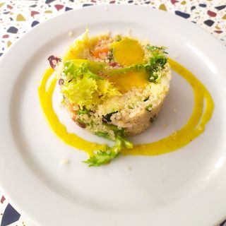 Ensalada de quinoa con frutos rojos y miel moztaza