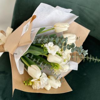 Buchet lalele, frezii și eucalypt