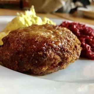 Kotlet mielony ,ziemniaki, surówka