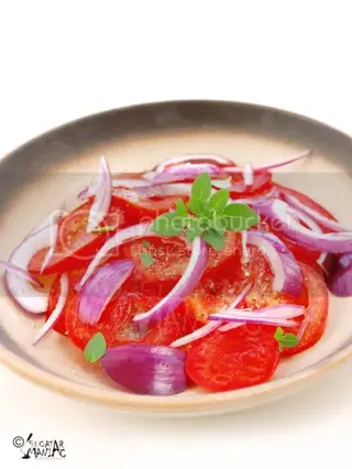 Salată de roșii cu ceapă