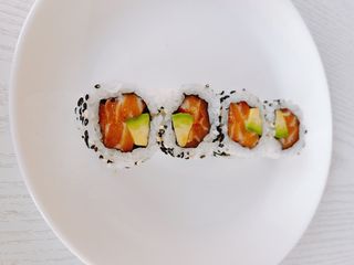 404A - Salmone avocado maki 8 pezzi