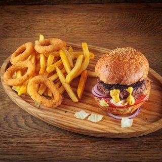 Beyond vege burger sa pomfritom, pohovanim lukom i paprikom