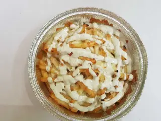 Patatas Fritas con Queso al Horno con Salsa Kebab                                                           